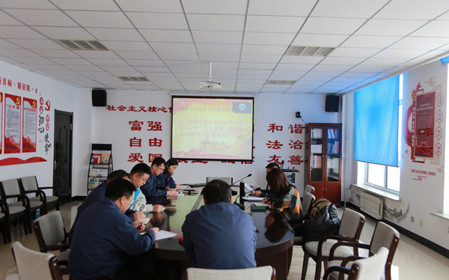 標(biāo)題：華德牧草公司黨委召開2023年第四季度理論中心組學(xué)習(xí)會(huì)暨“開拓進(jìn)取、揚(yáng)長(zhǎng)補(bǔ)短、 提升質(zhì)量、促進(jìn)發(fā)展”大討論
瀏覽次數(shù)：1247
發(fā)表時(shí)間：2023-12-20