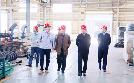 標題：中國農(nóng)機院領(lǐng)導(dǎo)一行到華德牧草公司調(diào)研
瀏覽次數(shù)：1652
發(fā)表時間：2024-04-18