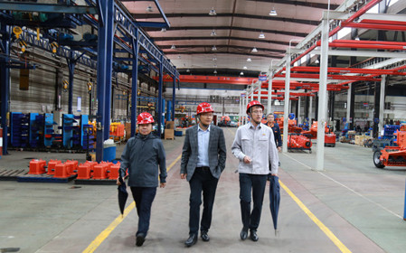 標(biāo)題：中國(guó)農(nóng)機(jī)院黨委副書(shū)記、總經(jīng)理苑嚴(yán)偉深入華德牧草公司調(diào)研指導(dǎo)
瀏覽次數(shù)：2189
發(fā)表時(shí)間：2024-07-22