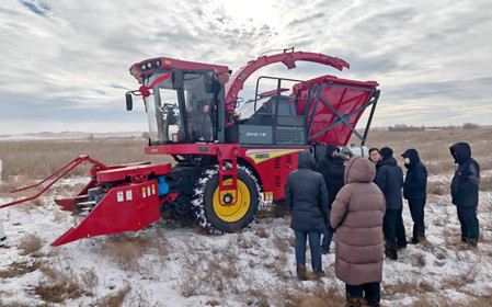 標題：中央財政林草科技推廣項目設備交付 檸條收獲機落地賦能沙地生態(tài)治理
瀏覽次數：95
發(fā)表時間：2025-12-12